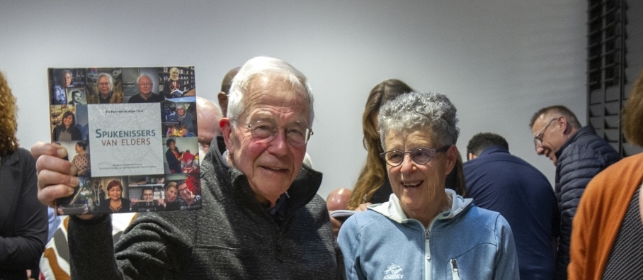Een van de eerste exemplaren van het boek Spijkenissers van elders